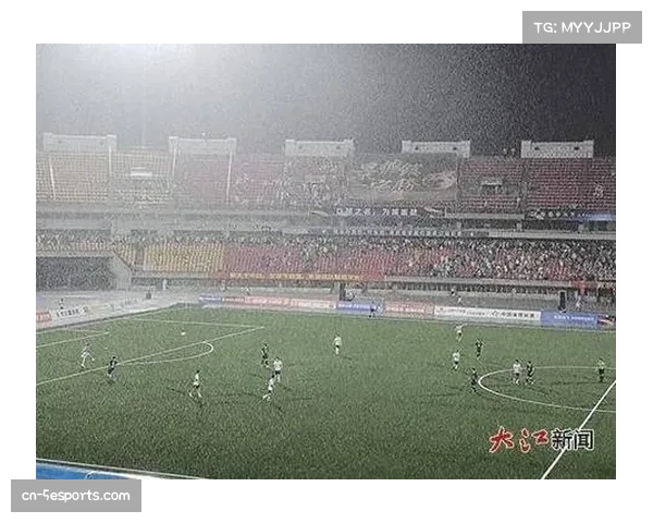 特写：雨中苦守四小时，球迷见证大都会主场逆转，镜头捕捉祖孙相拥